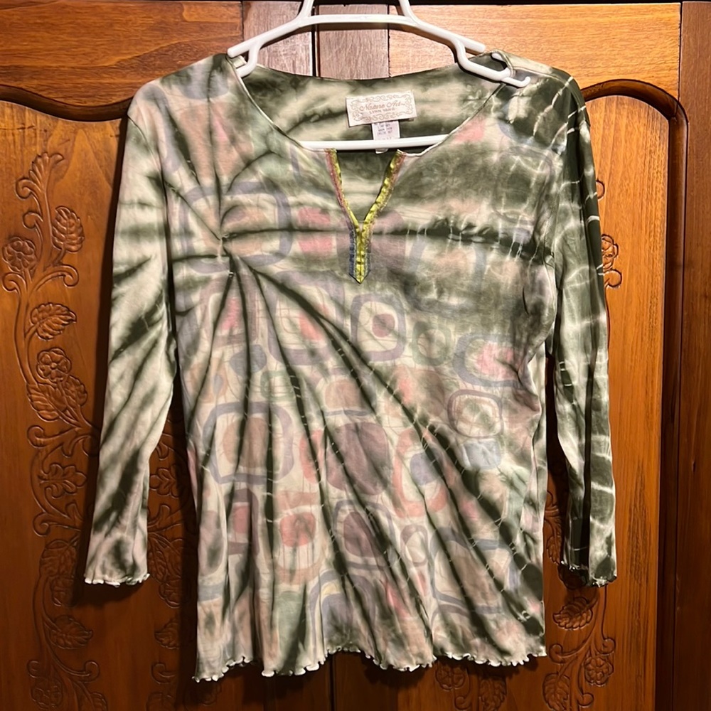Tie dyed geometric print shirt with scalloped edges